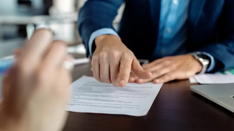 Contrato sendo conferido antes da assinatura